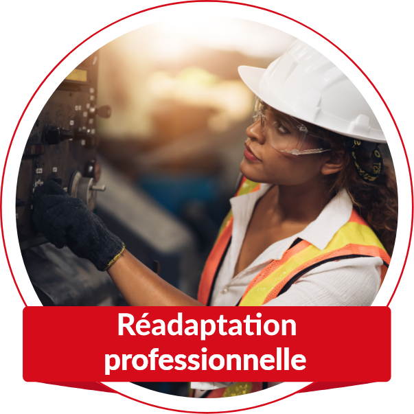 Une femme portant un casque et de l’équipement de sécurité. Les mots « Réadaptation professionnelle » sont inscrits sur la bannière qui se trouve sur l’image.